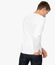 tee-shirt homme a manches longues avec inscription sur l’avant blancA988901_3