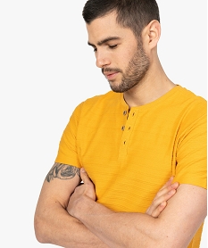 tee-shirt homme a col tunisien en maille texturee aspect raye jaune tee-shirtsB501501_3
