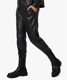 pantalon femme en matiere synthetique imitation cuir noirF592701_2