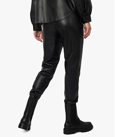 pantalon femme en matiere synthetique imitation cuir noirF592701_4