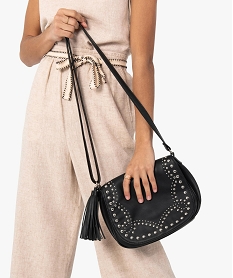 sac femme forme besace avec clous metalliques noir sacs bandouliereF820901_4