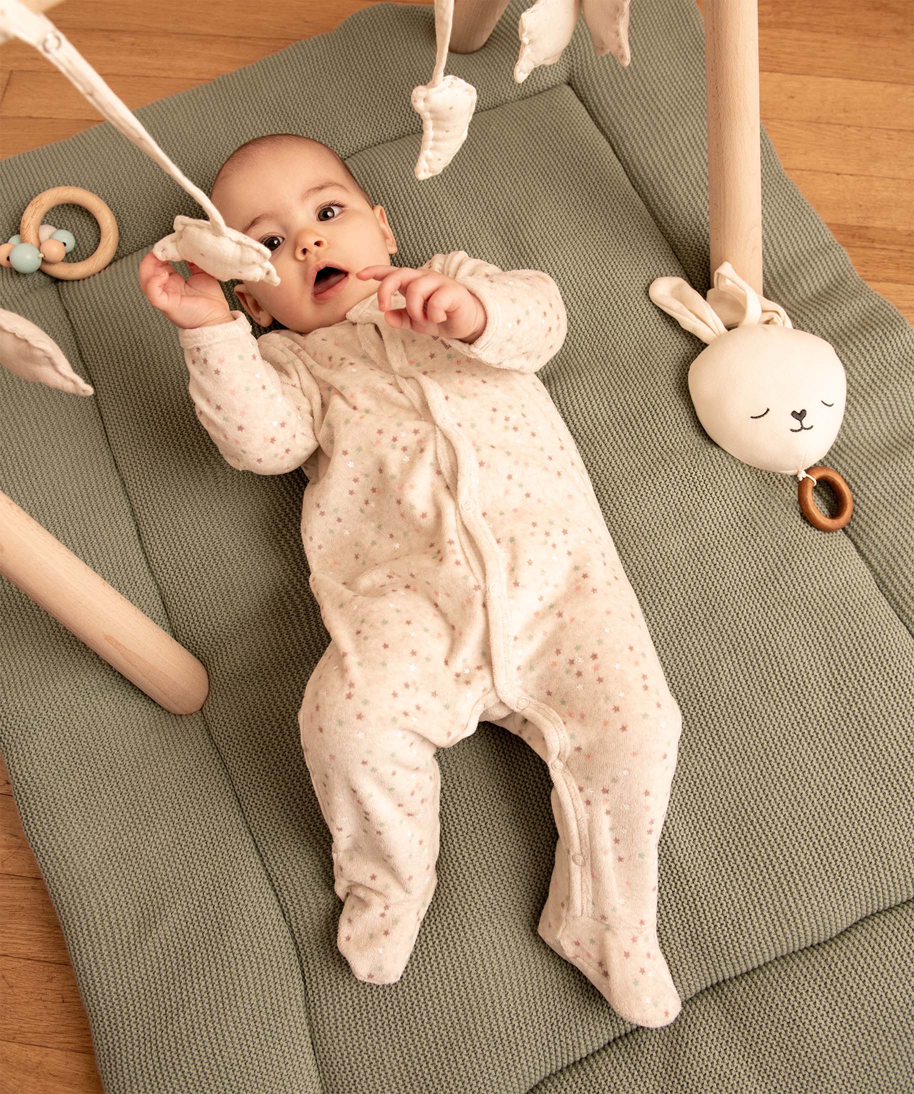 Gemo naissance pyjama bebe en velours ouvert devant avec motifs etoiles beige pyjamas velours bebe GEMO